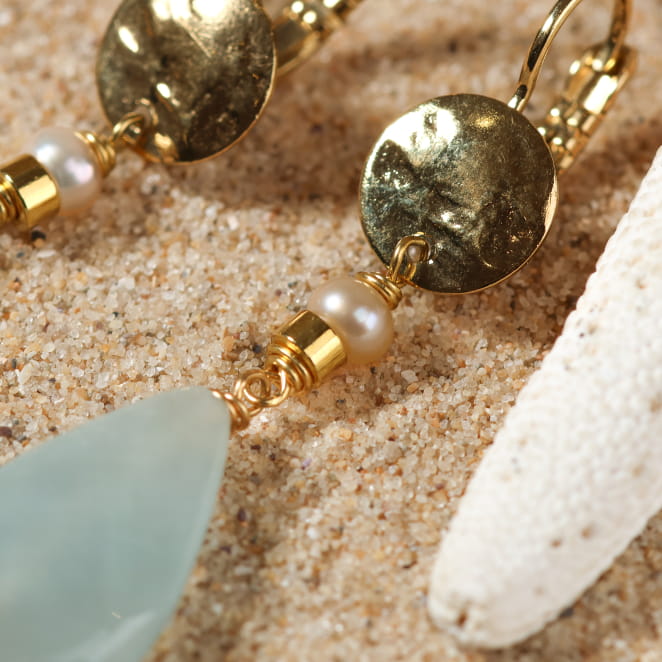 Zoom sur les boucles Crozon colorées, bijou fabriqué artisanalement en France