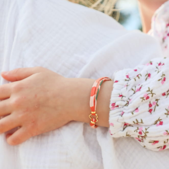 Bracelet enfant Maman en métal doré avec cordon saumon, bijou artisanal français.