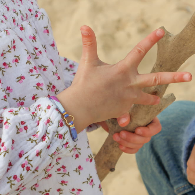 Bracelet maman doré et cordon violet, bijou marin Retour de Plage made in France.
