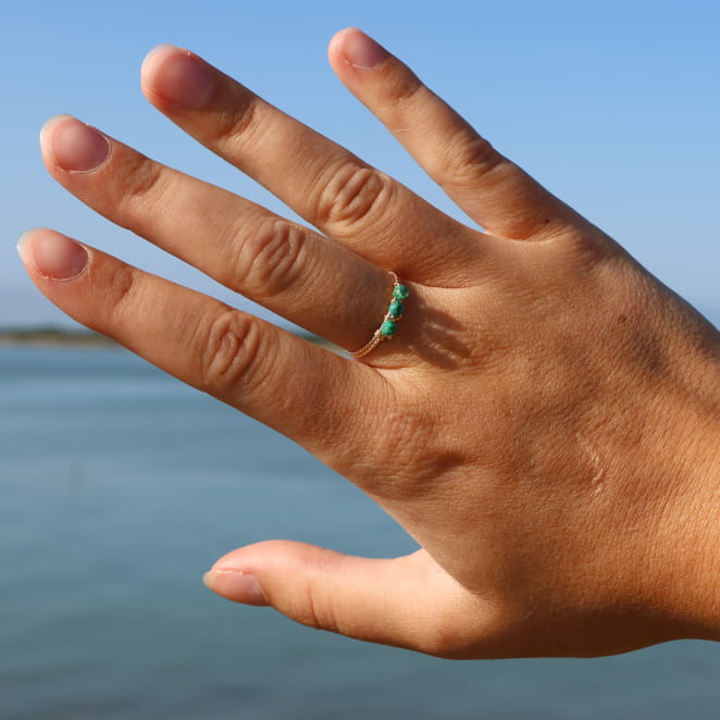 bague Nantaise dorée à pierre turquoise portée à la main
