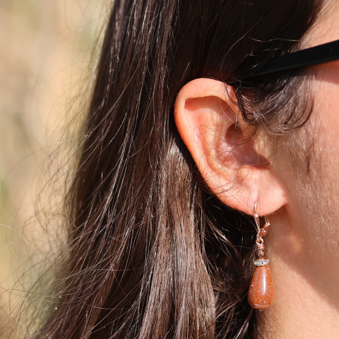 Boucles Poudre dorées à l’or fin rose et perles marron, création française raffinée