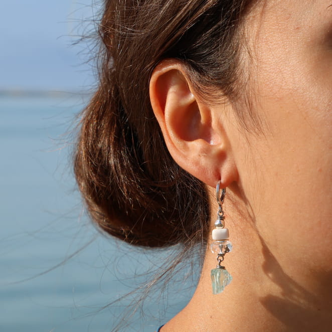 boucles d’oreilles Rocher argentées et perles vert d’eau portées