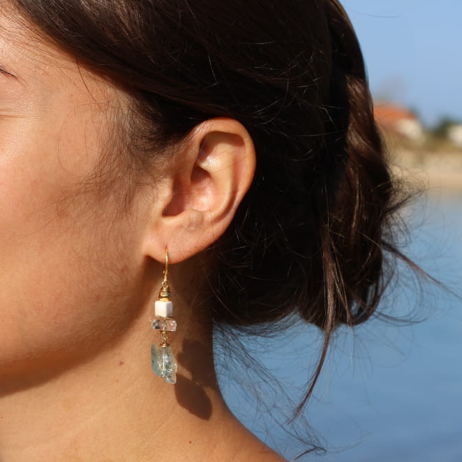 boucles d’oreilles Rocher dorées et perles vert d’eau portées