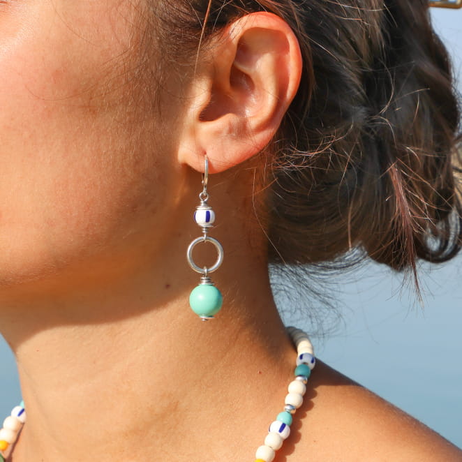 boucles d’oreilles Bariolé argenté ornées de perles émeraude et multicolores portées