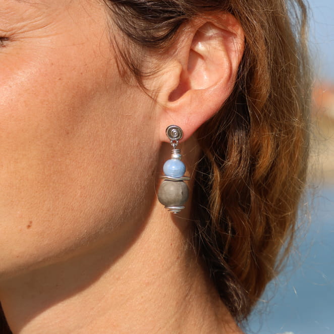 boucles d’oreilles Douhet argentées et perles bleu Montana portées