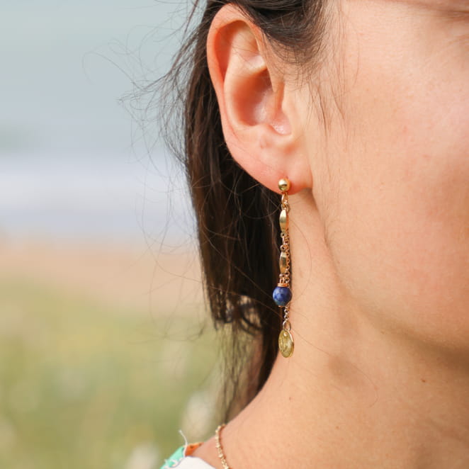 Boucles Casta dorées à l’or fin et perles bleu dur, création française élégante et marine.