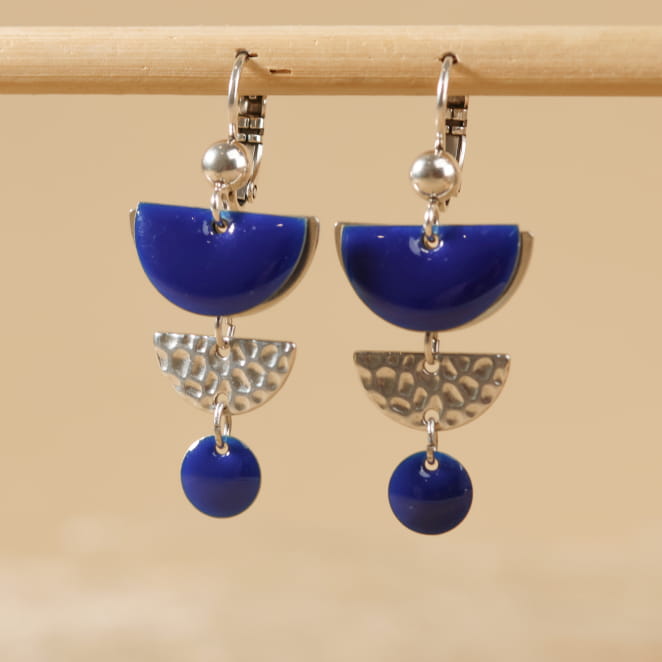 Boucles Ève argentées et perles bleu marine, bijou artisanal français élégant.
