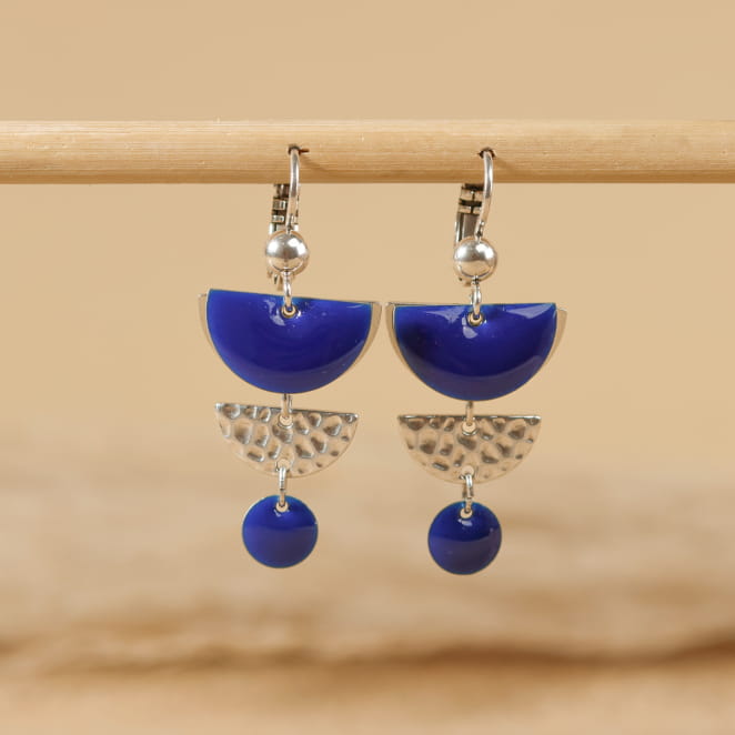 Boucles Ève argentées et perles bleu marine, création française inspirée de la mer.