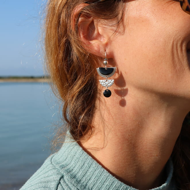 boucles d’oreilles Ève argentées et perles noires portées