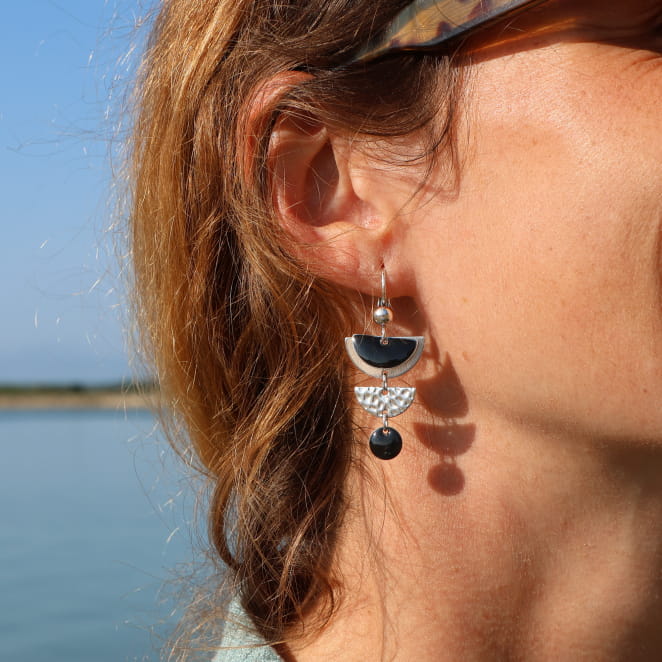 boucles d’oreilles Ève argentées avec perles noires