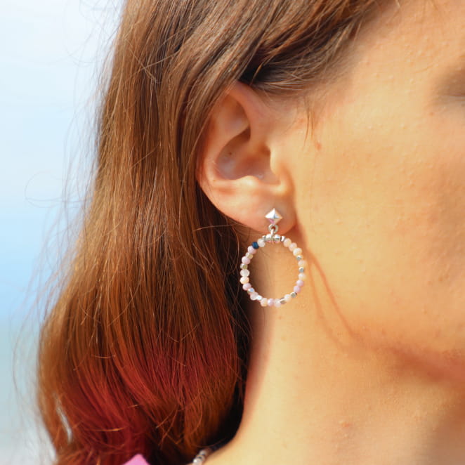 Boucles Ginevra argentées et perles multicolores, bijou artisanal français estival.