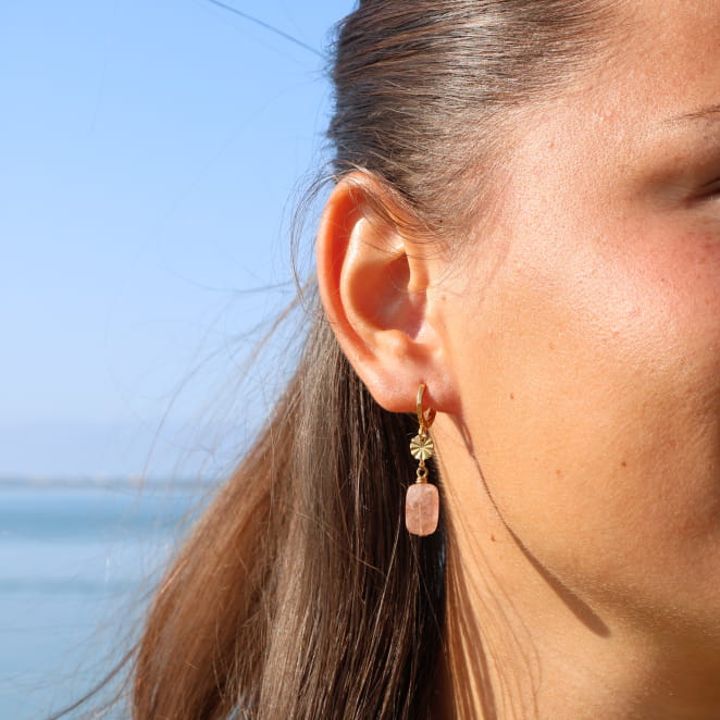 boucles d’oreilles Margaret dorées et pampilles roses portées
