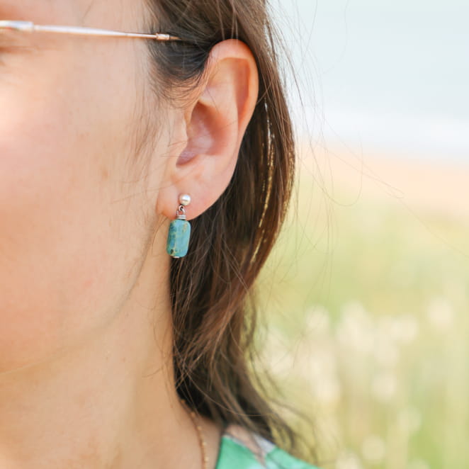 Boucles Prato argentées et perles turquoise, création française inspirée des eaux tropicales.