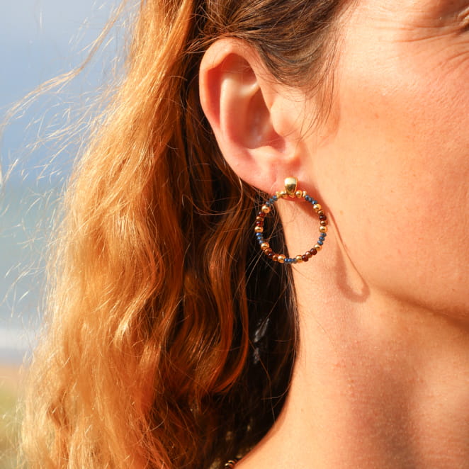 Boucles Ramses dorées à l’or fin et perles marron multicolores, bijou artisanal français éclatant.