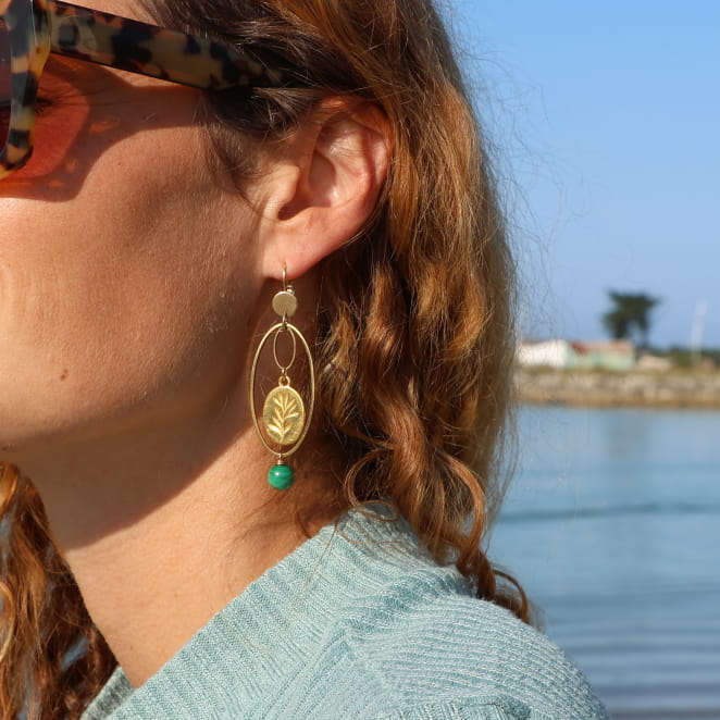 boucles d’oreilles Salvia dorées ornées de perles vertes