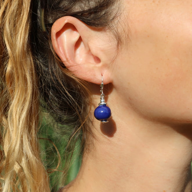 boucle Seiche portée, perle bleu profond et attache argentée