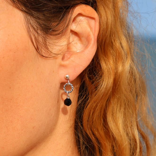 Boucles Vœux argentées et perles noires, bijou artisanal français chic.