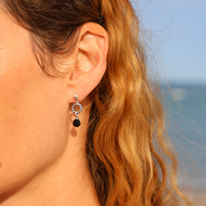 Boucles Vœux argentées et perles noires, création française au style élégant.