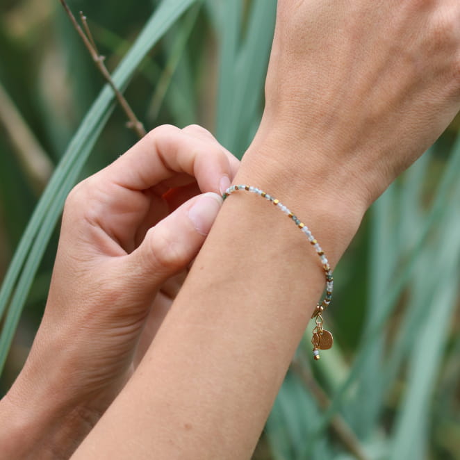 Bijou Nuja doré à l’or fin et perles vertes, création française lumineuse.