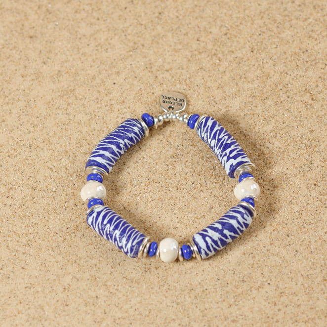 Bracelet élastique en métal argenté et perles de verre recyclé bleu. fabrication française.
