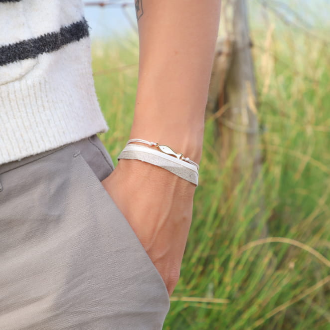 Bijou Ciboure doré et lien lin, fabrication française inspirée des côtes atlantiques.