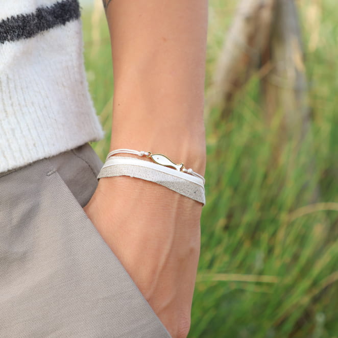 Bracelet Ciboure doré à l’or fin et corde lin, création artisanale française au style marin authentique.