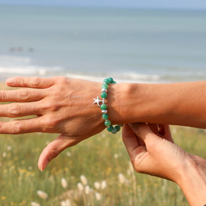 Bracelet Culcita en métal plaqué argent et perles vertes, création française inspirée de la nature.