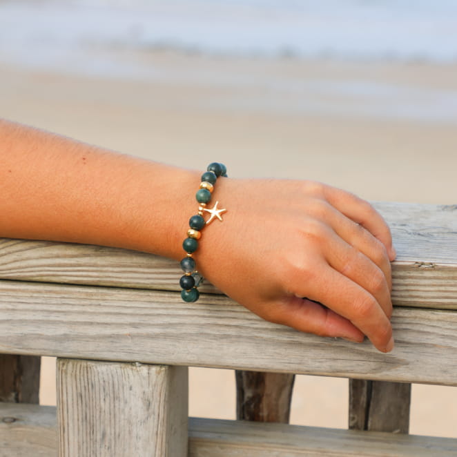 Bracelet Culcita doré à l’or fin et perles vertes, bijou artisanal français lumineux.