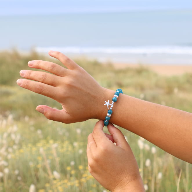 Bracelet Culcita en métal plaqué argent et perles bleu pétrole, bijou artisanal français inspiré des fonds marins