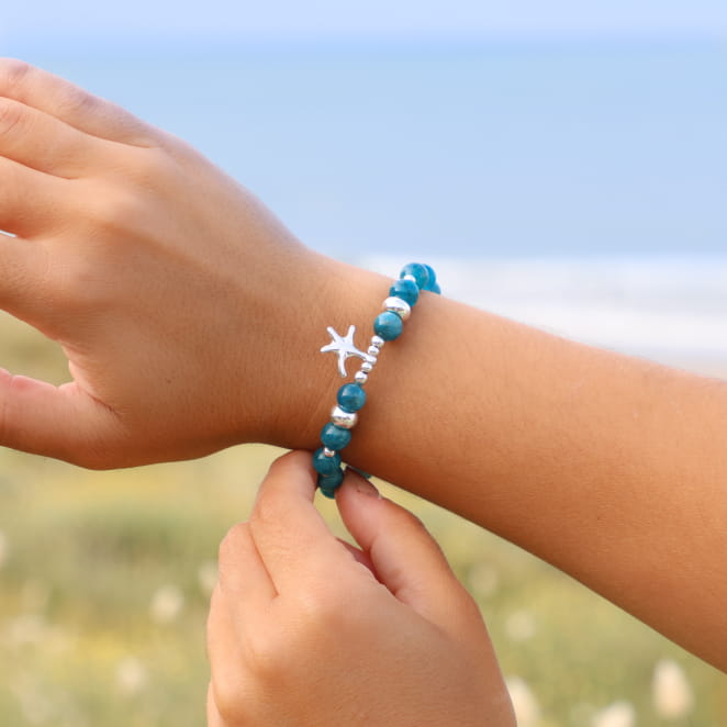 Bracelet Culcita en métal plaqué argent et perles bleu pétrole, bijou artisanal français au style marin profond.