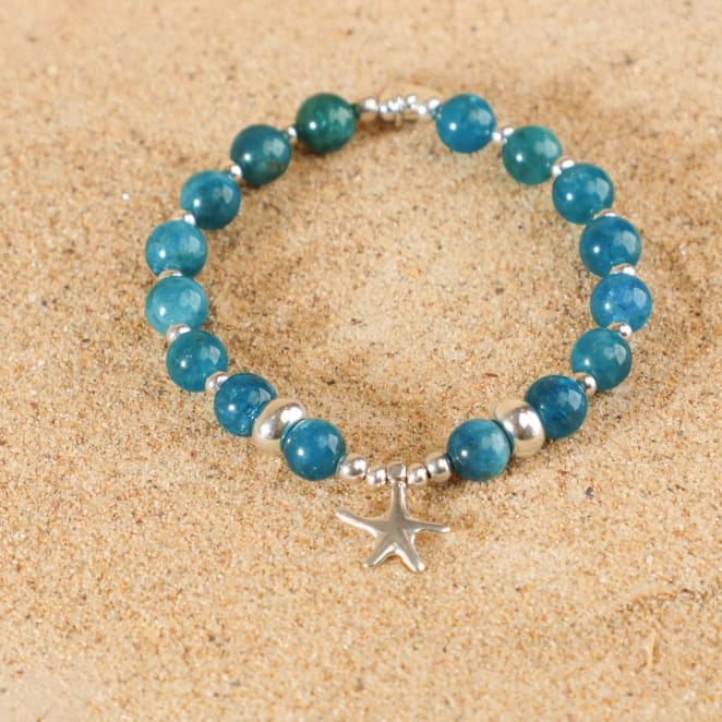 Bracelet Culcita en métal plaqué argent et perles bleu pétrole, bijou artisanal français inspiré de l’océan profond.