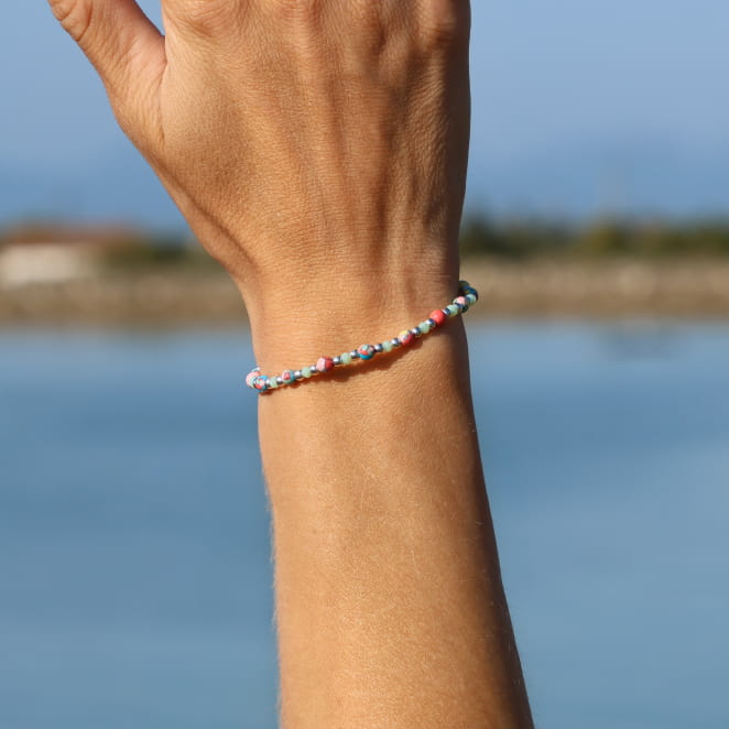 bracelet Doux argenté orné de perles multicolores