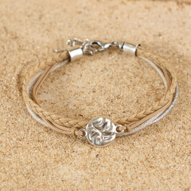 Bijou Enya argenté et perles beige, fabrication artisanale française au style naturel.