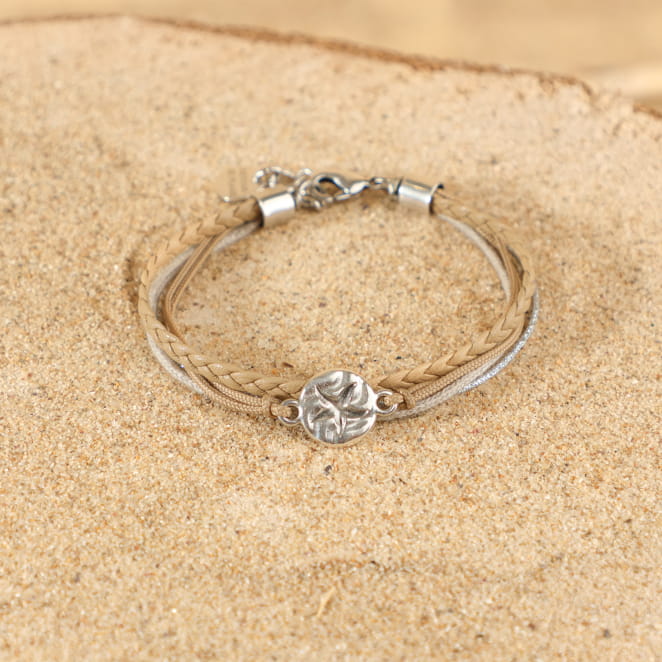 Bracelet Enya en métal plaqué argent et perles beige, création française douce et lumineuse.