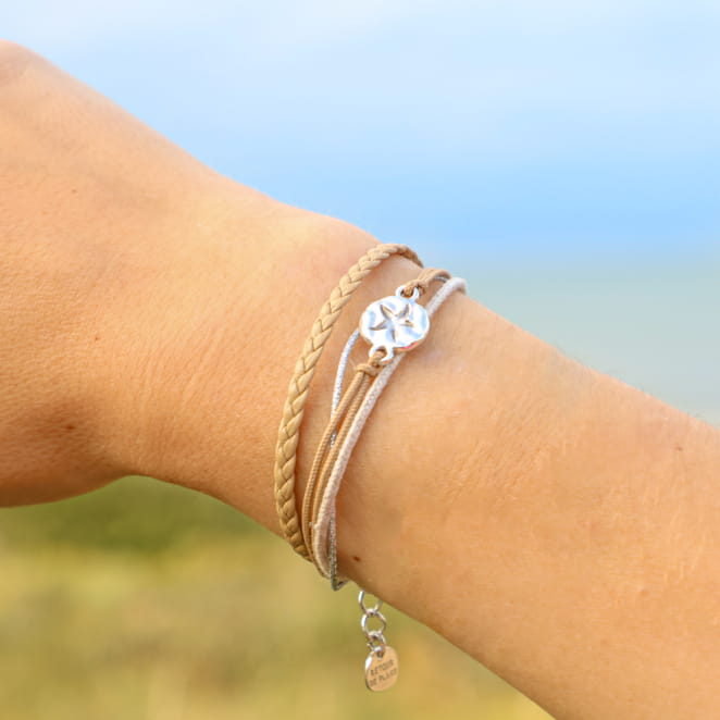 Bracelet Enya en métal plaqué argent et perles beige, bijou artisanal français naturel.