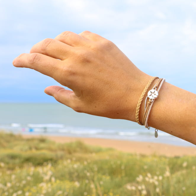 Bijou Enya argenté et perles beige, création française inspirée des plages sable clair.