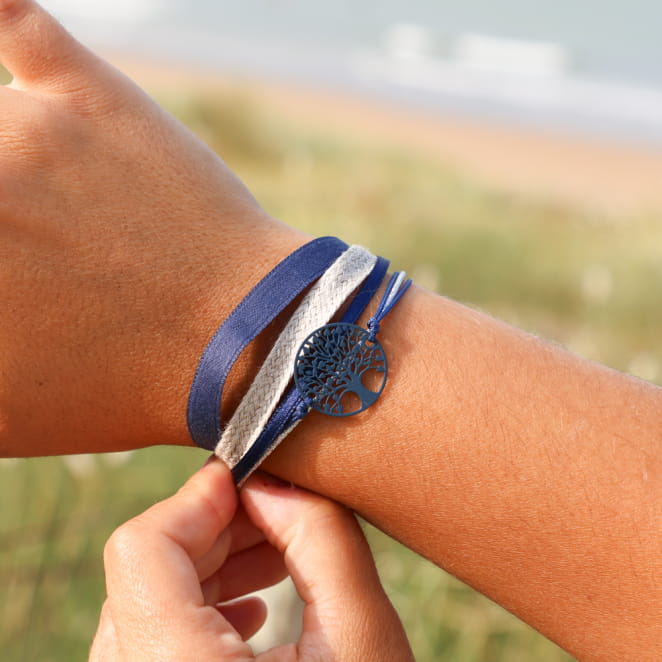 Bracelet Laharie en métal plaqué argent et perles bleu marine, création française au style marin chic.