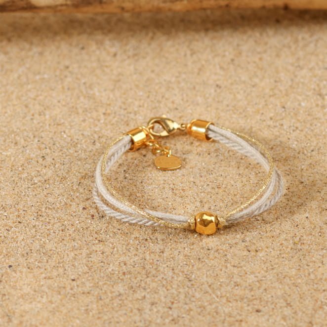 Bracelet femme Marido fabrcation française avec cordelette en lin et perle dorée.