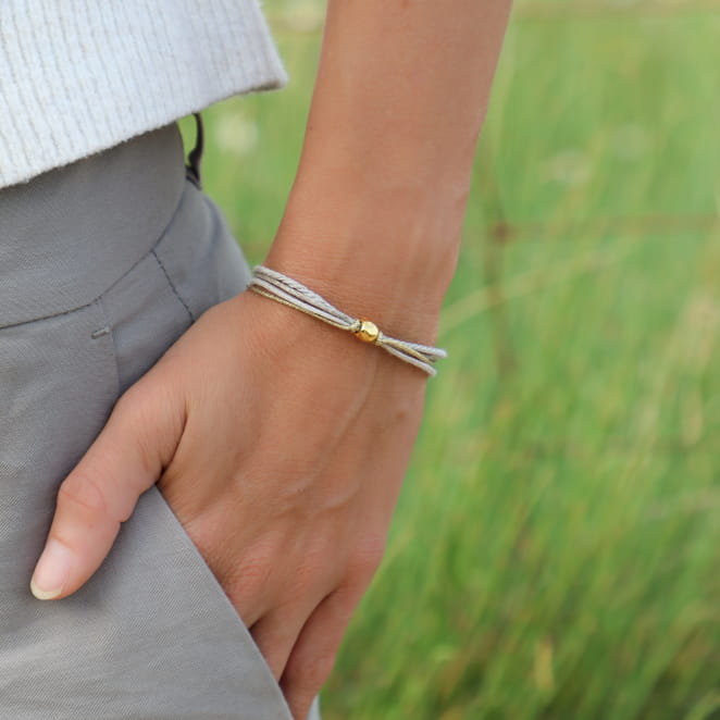Bracelet Marido doré à l’or fin et lien lin, bijou artisanal français au style côtier.