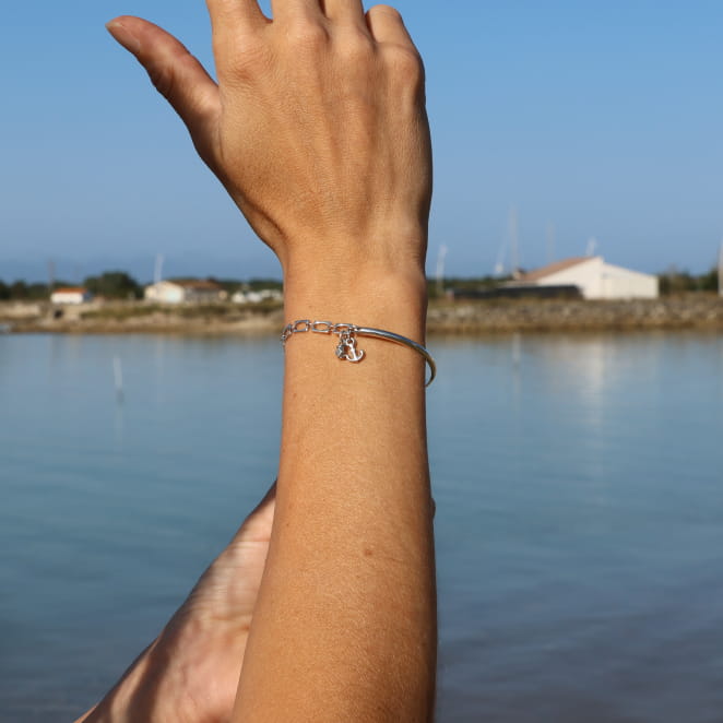 bracelet Port argenté à cordon porté au poignet