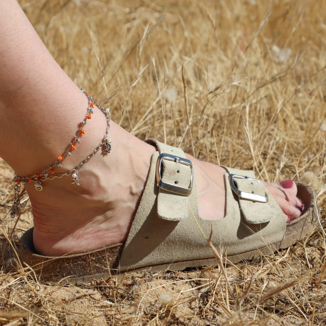 Bracelet de cheville Chance en métal plaqué argent et perles blanches, bijou artisanal fabriqué en France.