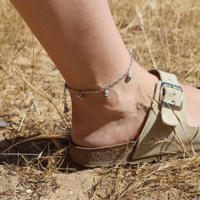 Bracelet de cheville Chance argenté et perles blanches, création artisanale française.