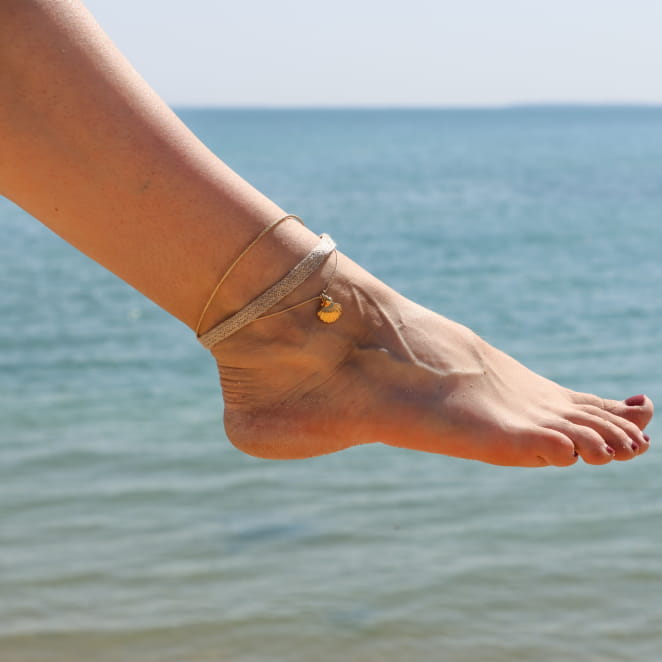 Bracelet de cheville Semeti doré à l’or fin et cordon lin, bijou artisanal fabriqué en France.
