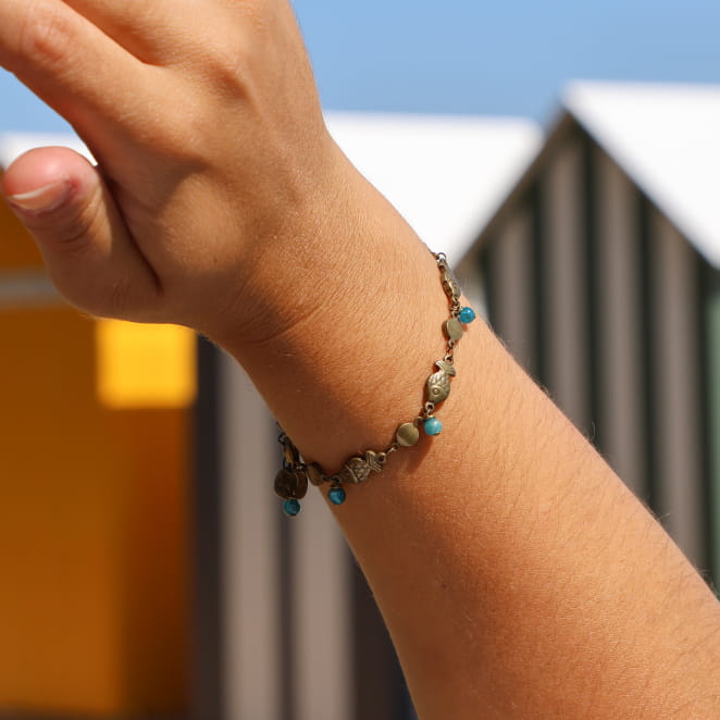 Bracelet Écluse en métal bronze et perles bleues, bijou artisanal français au style marin.