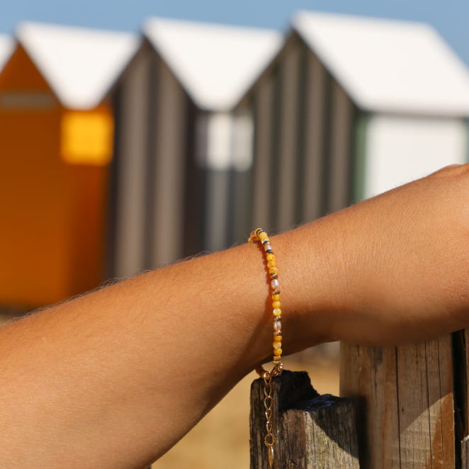 Bracelet Gina doré à l’or fin et perles jaunes, création artisanale française.