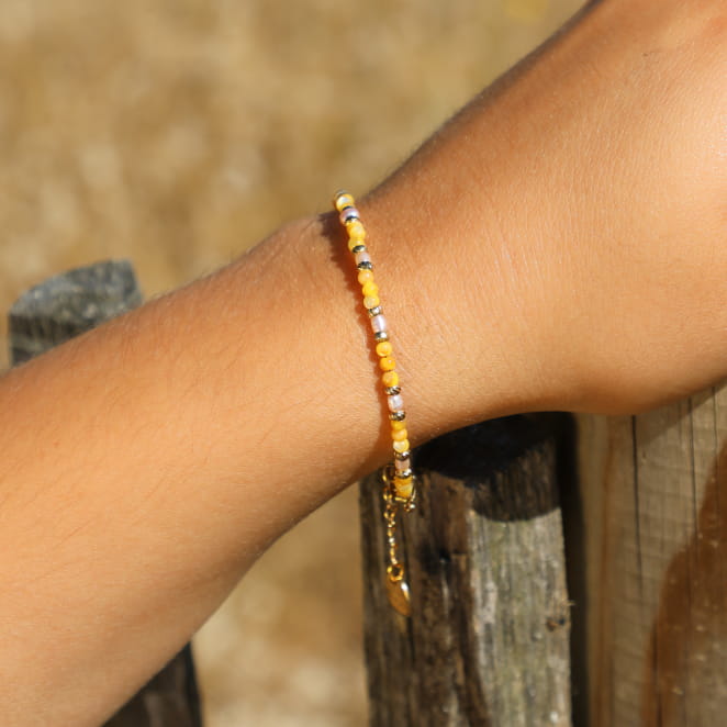 Bracelet Gina doré à l’or fin et perles jaunes, bijou fait main en France.