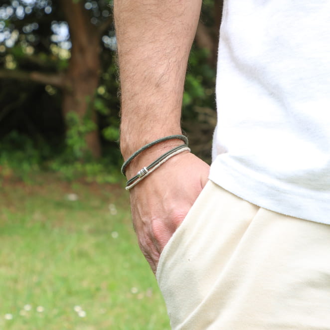 Bracelet homme Aride en métal plaqué argent et cordage kaki multicolore, fabrication artisanale française.