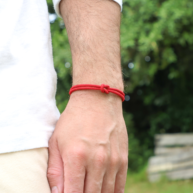 Bracelet homme Couple en métal plaqué argent et cordon rouge, création artisanale française.