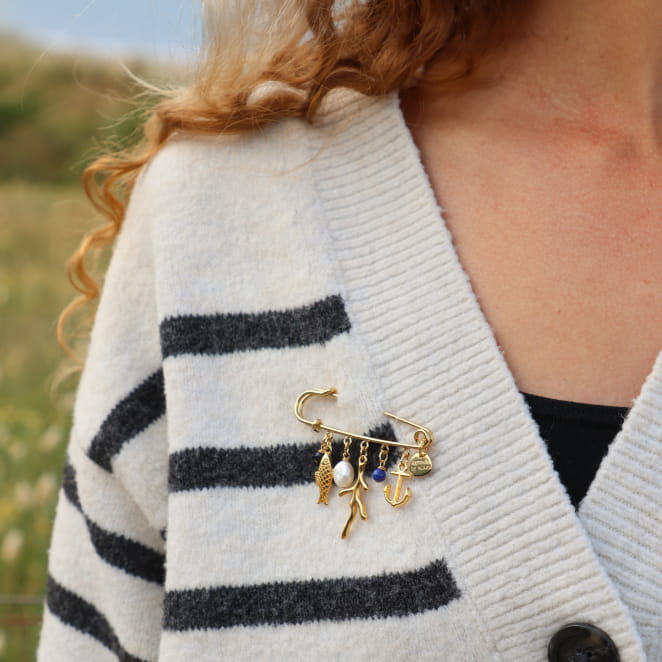 Broche Méditerranée dorée à l’or fin et perle bleu marine, bijou artisanal français élégant.
