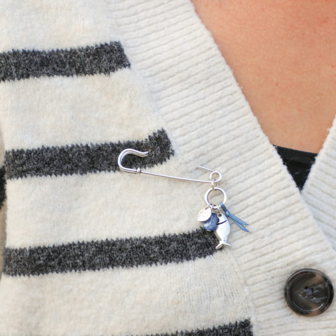 Broche Rive en métal plaqué argent et perle bleu Montana, création française élégante.